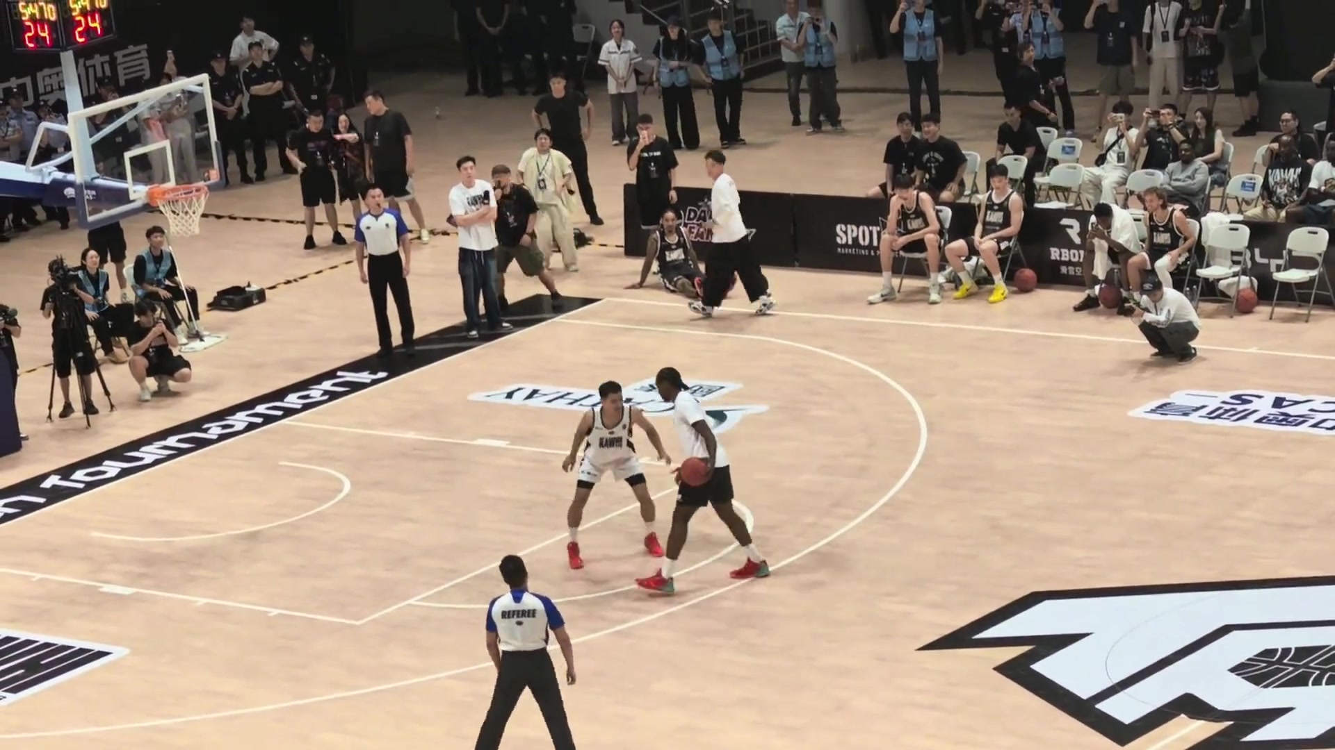 篮筐都快砸歪了球迷晒小卡成都行比赛打铁集锦