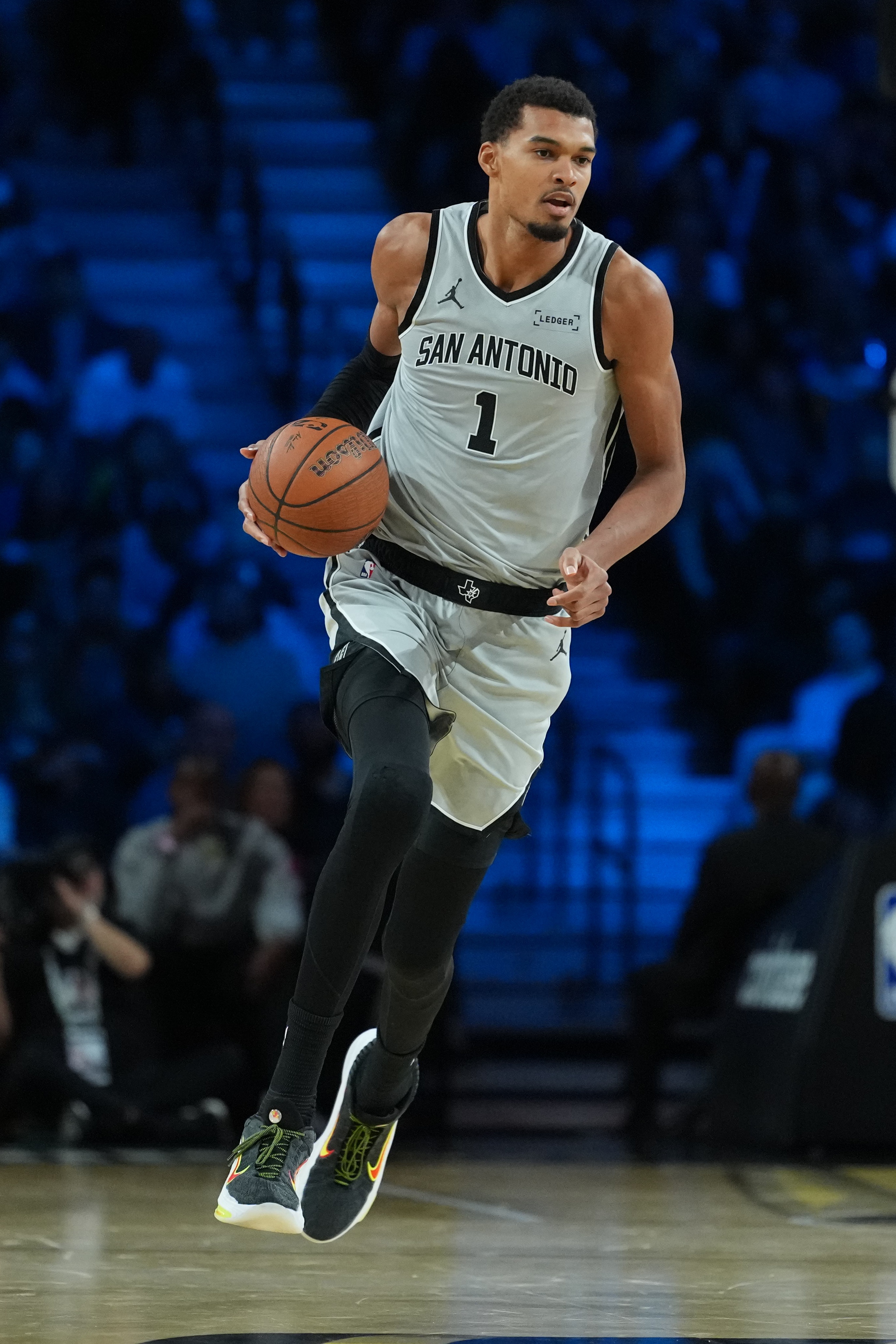 米奇：仍在摸索使用文班的最佳方式 会密切把控他的出场时间