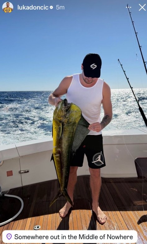 里夫斯能钓到这么大的鱼吗？东契奇：肯定不行呀 那鱼比他都大